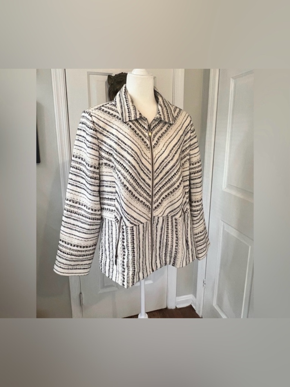 Chico’s sophisticated, tweed jacket size 2 large - Picture 2 of 9